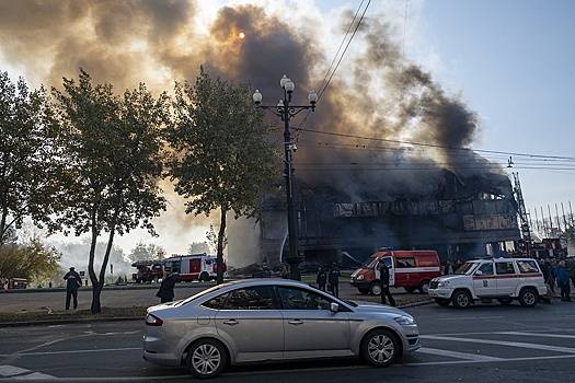 На момент возгорания в хабаровском театре музкомедии находились три человека