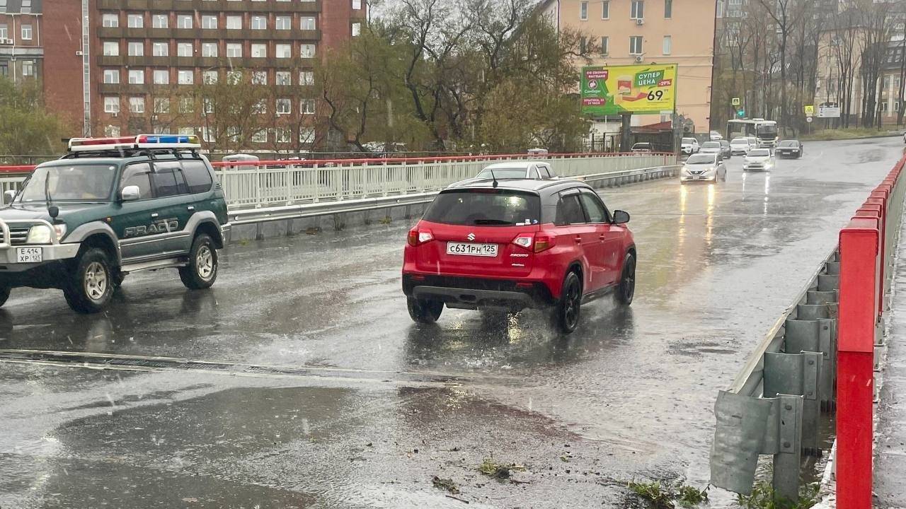 Не дали лужам стать озёрами: городские службы оперативно работают во Владивостоке2