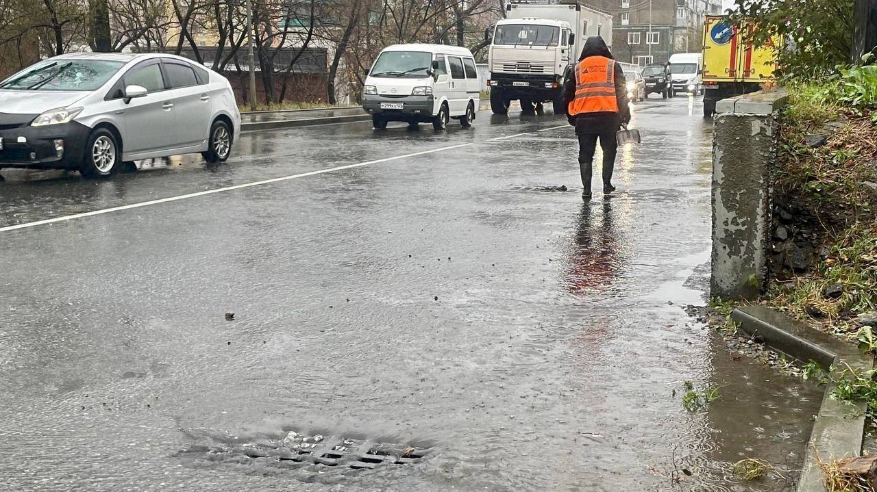 Не дали лужам стать озёрами: городские службы оперативно работают во Владивостоке0