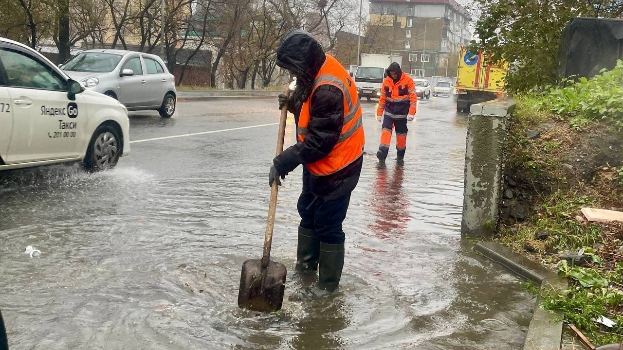 Не дали лужам стать озёрами: городские службы оперативно работают во Владивостоке1