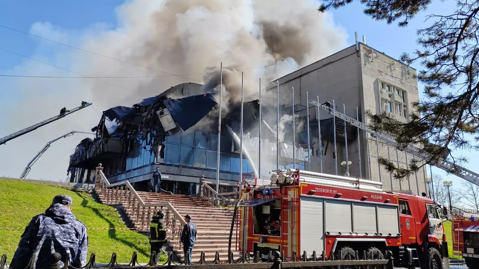 Очевидцы рассказали о пожаре в Хабаровском музыкальном театре0