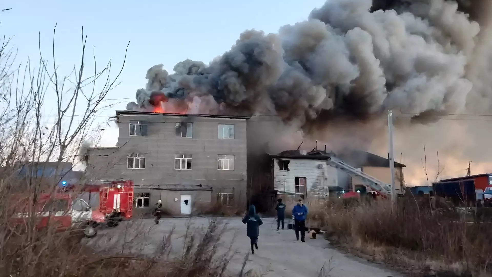 Огромный пожар тушат пожарные в Хабаровске1