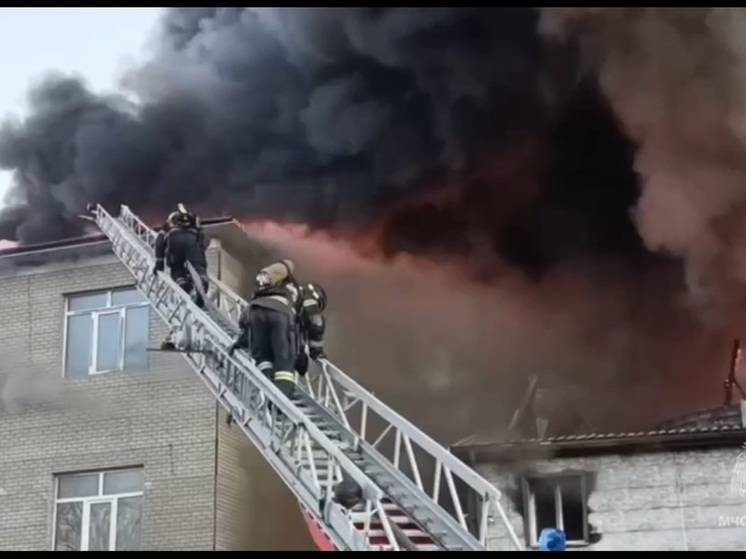 Открытое горение ликвидировали на пожаре в гостинице в Хабаровске