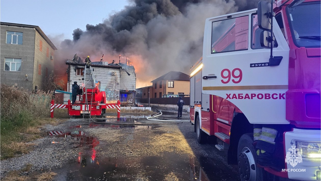 Открытое горение на пожаре в гостинице в Хабаровске ликвидировано2