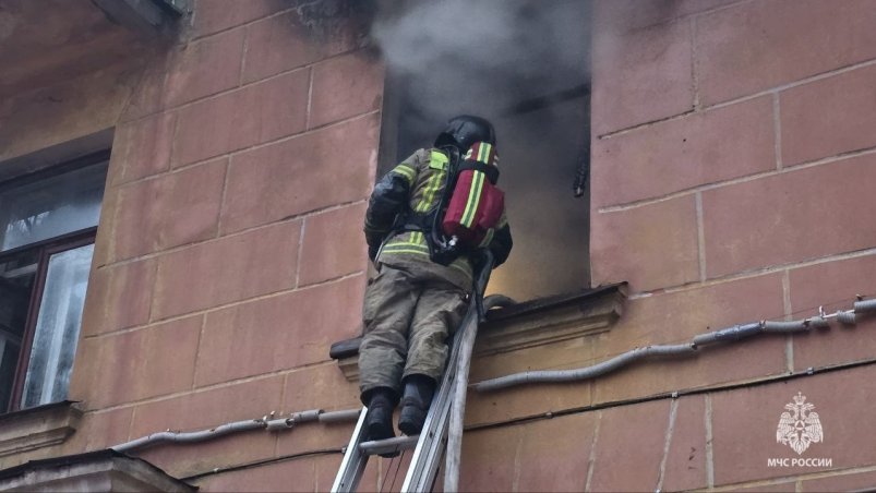 Пять человек спасли при пожаре в 3-этажном доме в Хабаровске Предоставлено пресс-службой ГУ МЧС России по Хабаровскому краю