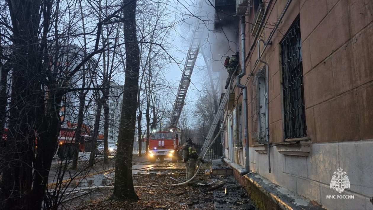 Пять человек спасли при пожаре в 3-этажном доме в Хабаровске2