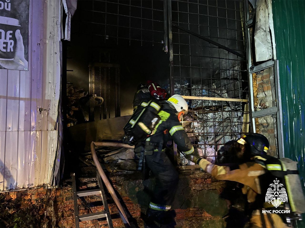 Пока город спал: мощный пожар случился в магазине во Владивостоке — фото2