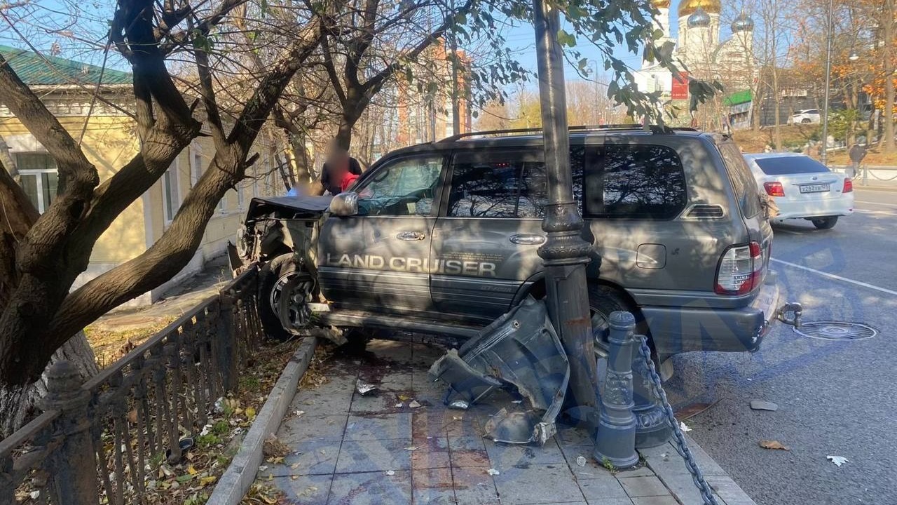 Повредил фонарь: подробности ДТП с заездом на тротуар во Владивостоке — фото3