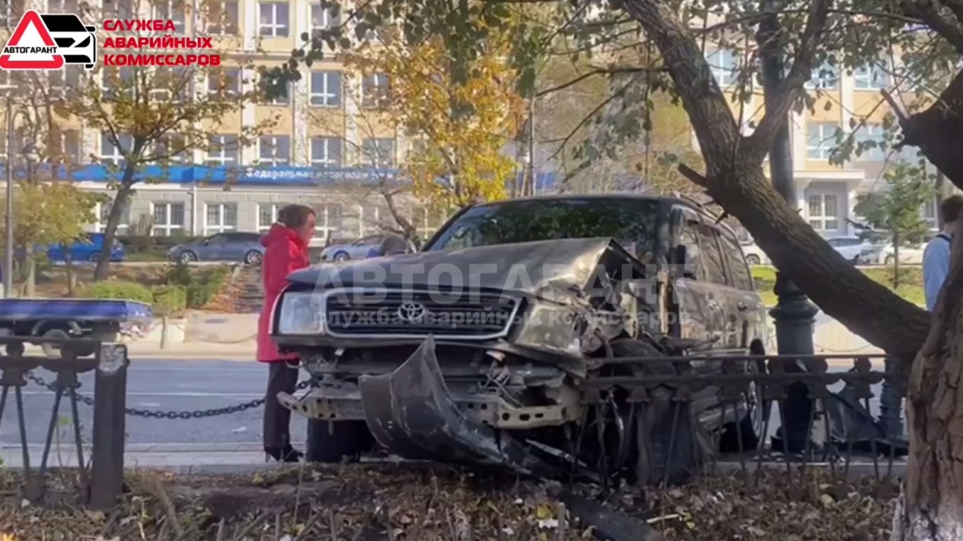 Повредил фонарь: подробности ДТП с заездом на тротуар во Владивостоке — фото4