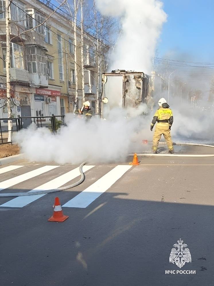 Пожарные ликвидировали возгорание грузовика в Хабаровске