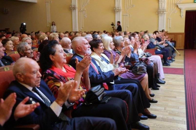 На торжественном приеме в честь Международного дня пожилых людей Антон Шевченко