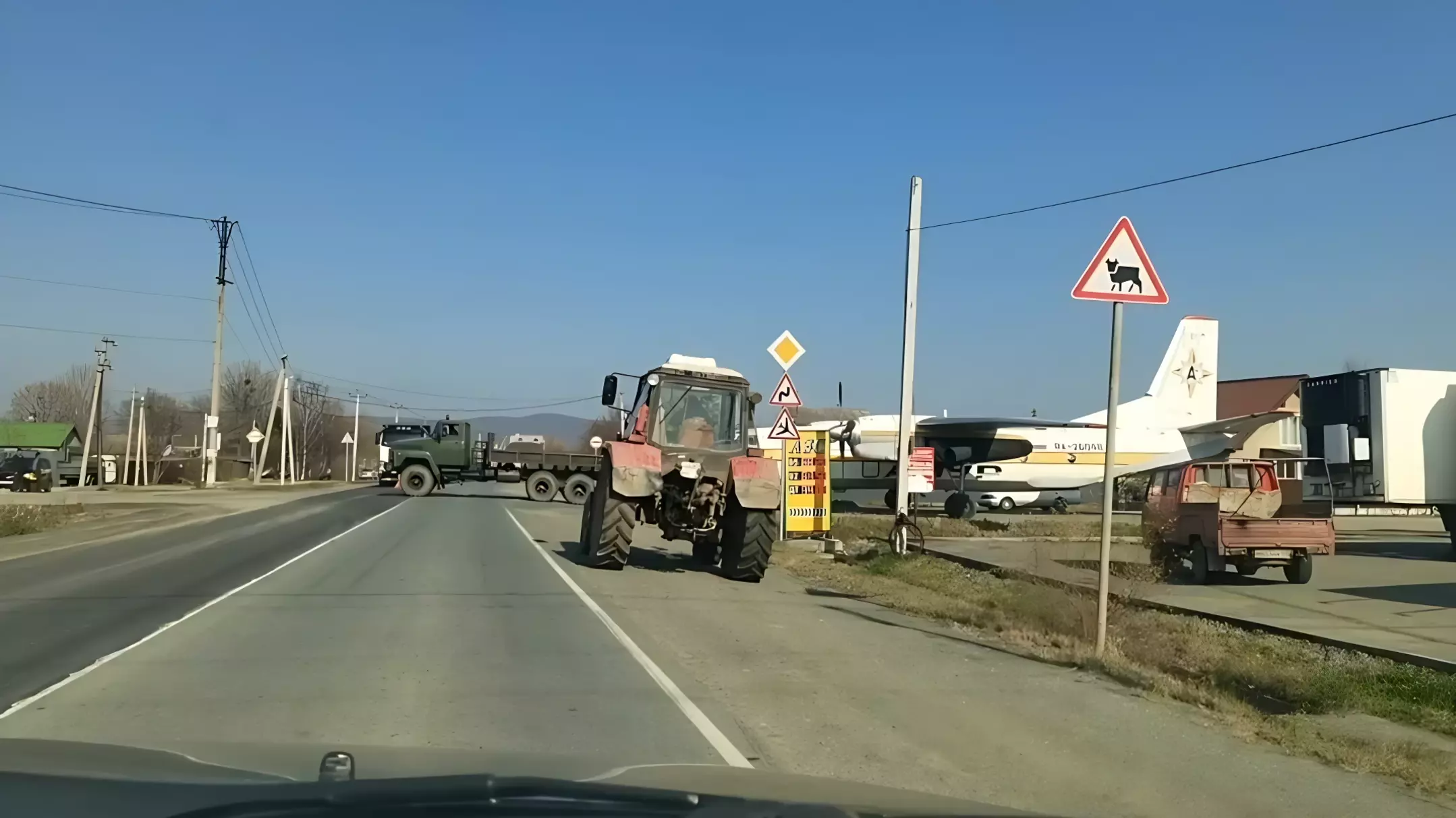 Самолет проехал по дороге и мог лишить город электричества в Приморье — видео0