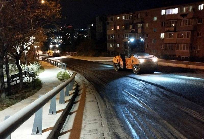 Сезон ещё в разгаре: во Владивостоке активно ведутся дорожные работы5