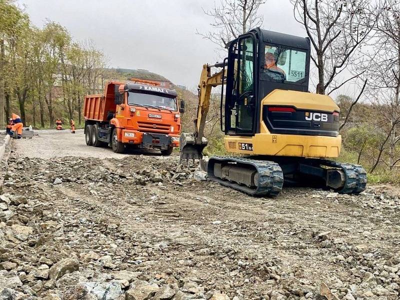 Сезон ещё в разгаре: во Владивостоке активно ведутся дорожные работы3