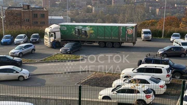 Ситуация патовая: фуре требуется помощь во Владивостоке — фото0