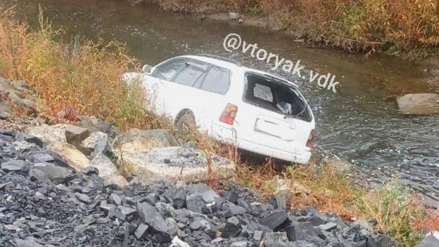 «Удачно» припарковался: водитель из Владивостока решил поставить своё авто в реке0