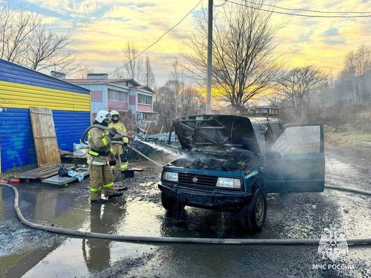 В ЕАО автомобиль вспыхнул прямо во время движения