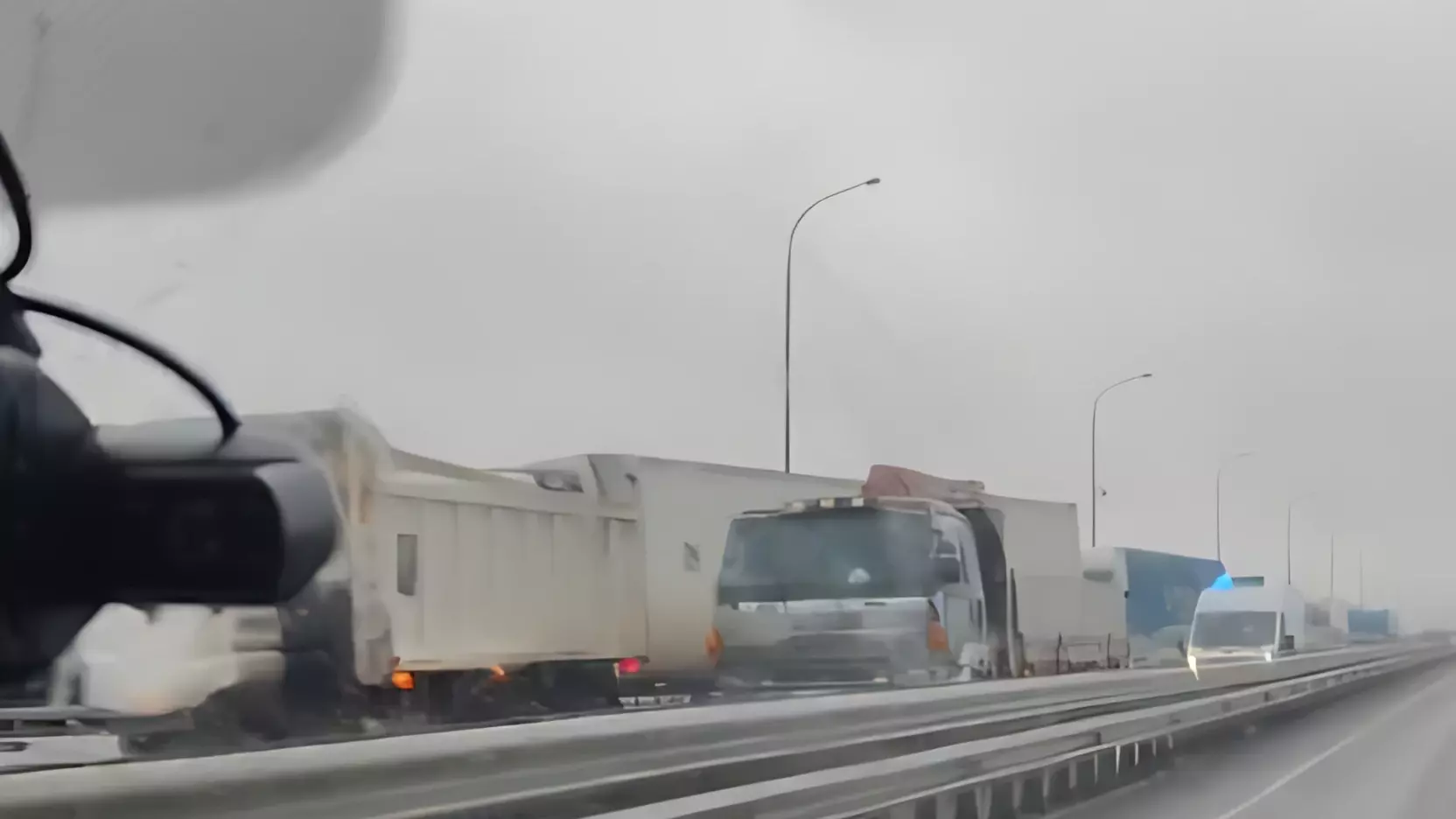 В город не попасть: ДТП заблокировало движение на мосту во Владивостоке — видео0