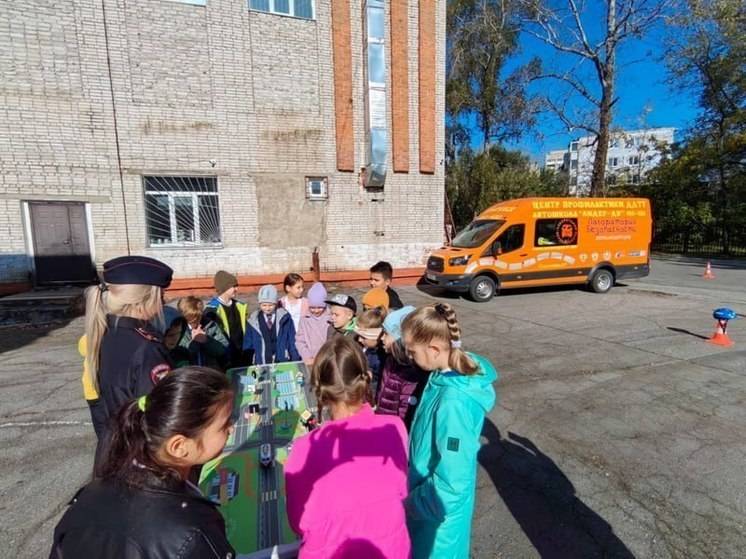 В Хабаровске прошёл час дорожной безопасности для школьников