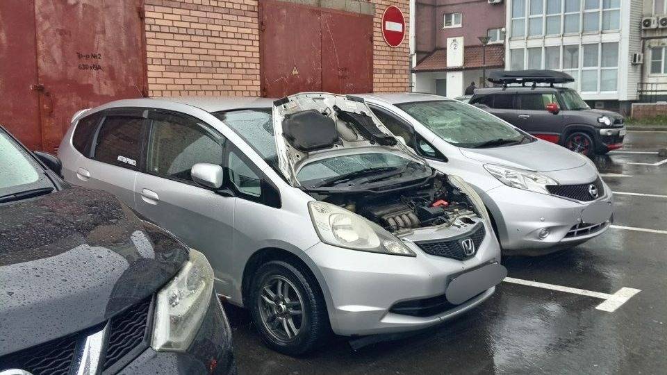 Ветер ломает беседки и поднимает капоты машин во Владивостоке — фото0