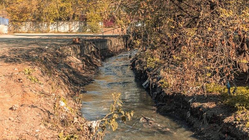 Во Владивостоке прочистили ливневый коллектор на улице Иманской1