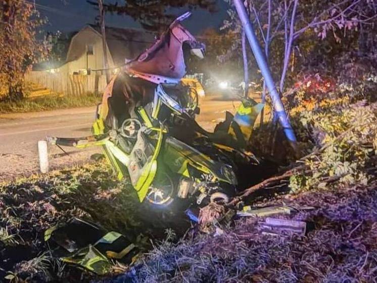 Водитель врезался в фонарь и полностью смял автомобиль в Хабаровске