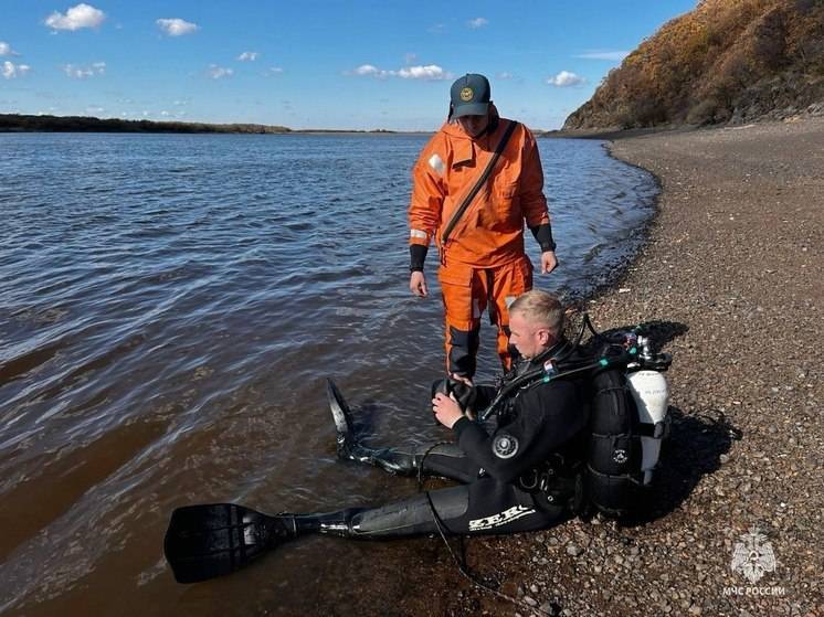 Водолазы осмотрели 4500 кв м в поиске выпавшего из лодки жителя Хабаровского края