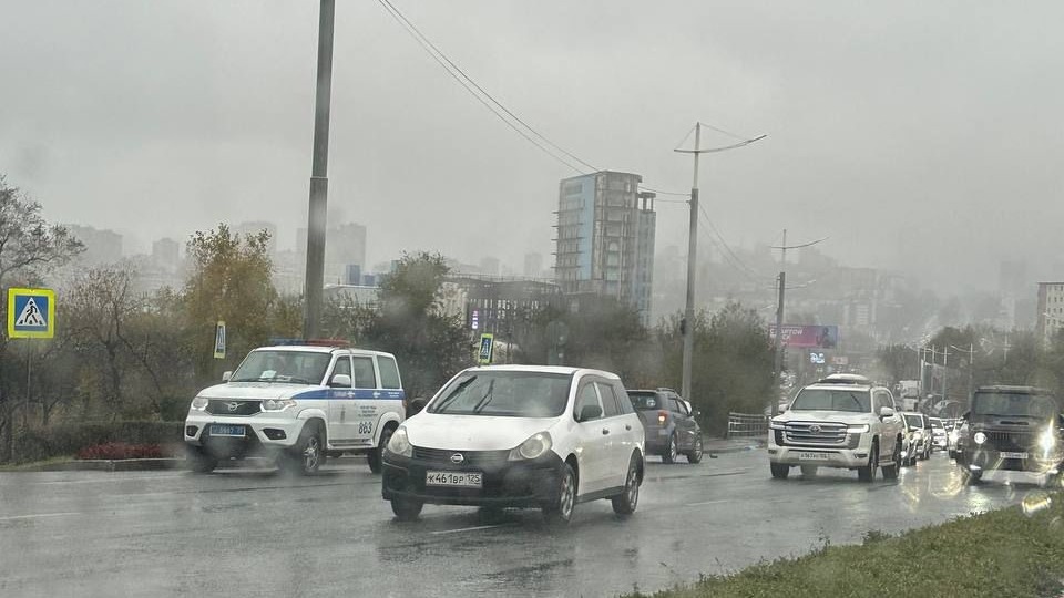 Жертвы непогоды: в центр города не пробраться из-за ДТП во Владивостоке — фото1