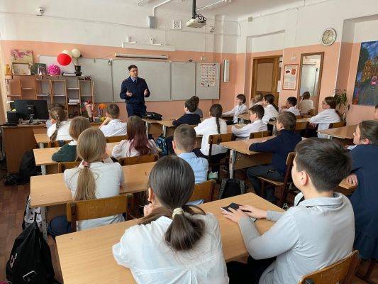 Следователями проводятся тематические занятия, приуроченные к Всероссийскому Дню правовой помощи детям