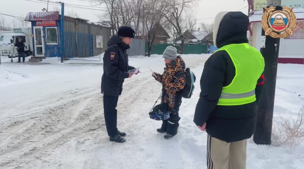 Сегодня Госавтоинспекция города Хабаровска совместно с представителями родительской общественности МБОУ СШ №83 организовали «Родительский патруль»