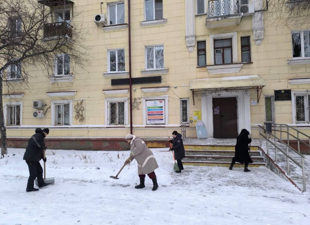 Коллектив МАУ ЦРН ДИАЛОГ вышел на уборку снега