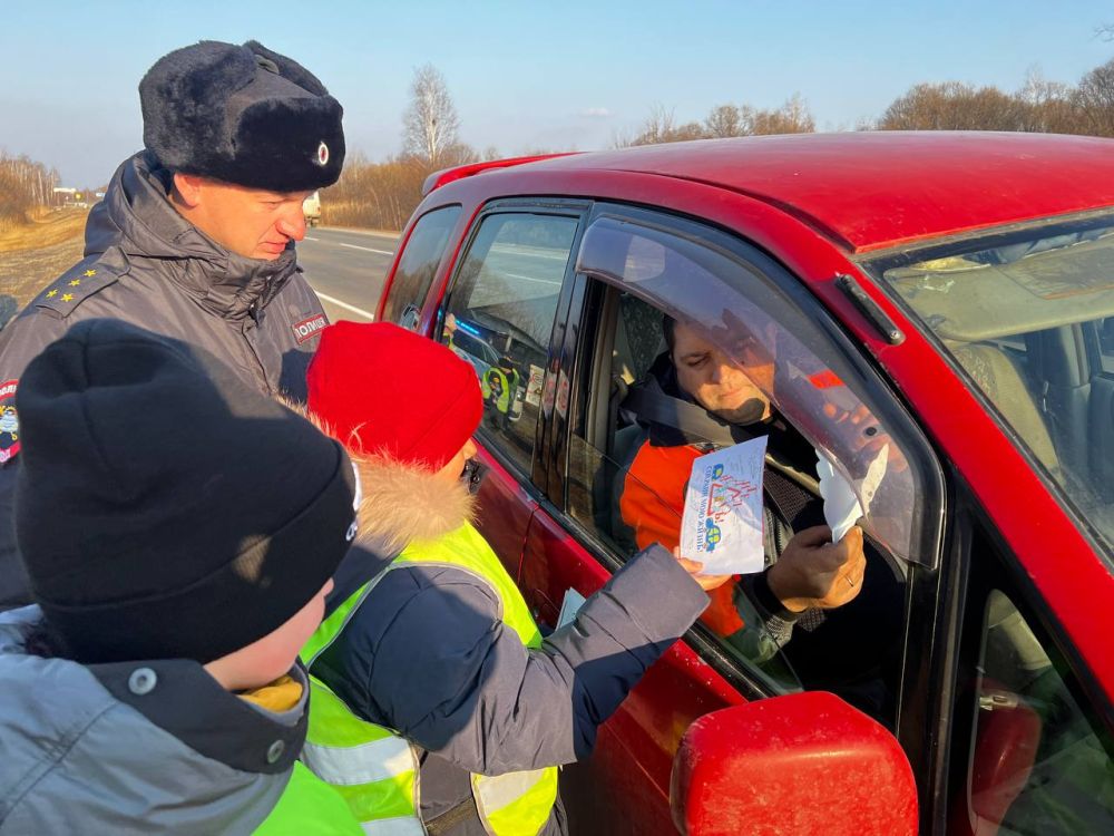 В преддверии Всемирного дня памяти жертв дорожно – транспортных происшествий сотрудники Госавтоинспекции Вяземского района совместно с отрядом ЮИД п. Дормидонтовка провели акцию в память жертв автоаварий