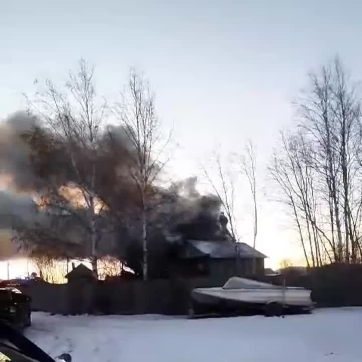 Деревянная церковь горит в селе Богородское Ульчского района