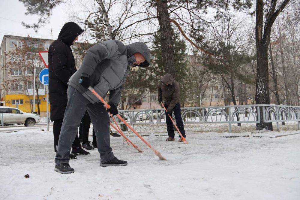 Последствия снегопада устраняют в Хабаровске