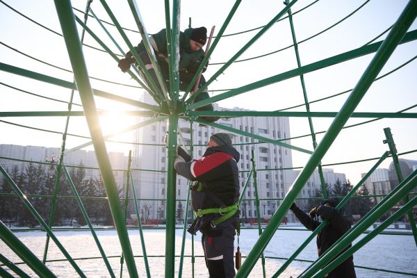 В Хабаровске приступили к установке новогодней ели на площади Ленина