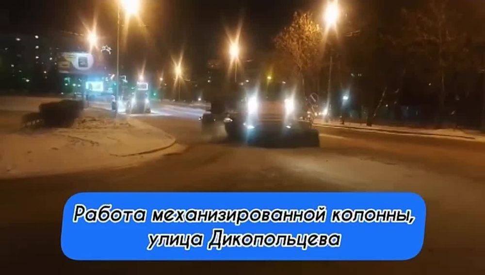 Муниципальные предприятия Хабаровска продолжают очищать городские дороги от снега