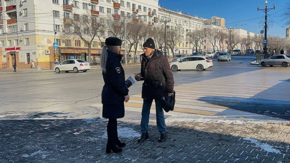 Сегодня сотрудники Госавтоинспекции в рамках оперативно-профилактического мероприятия «Твой ход, пешеход» провели профилактическую акцию с пешеходами