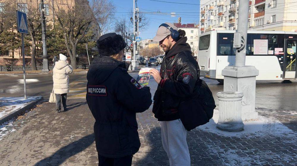 Сегодня сотрудники Госавтоинспекции в рамках оперативно-профилактического мероприятия «Твой ход, пешеход» провели профилактическую акцию с пешеходами