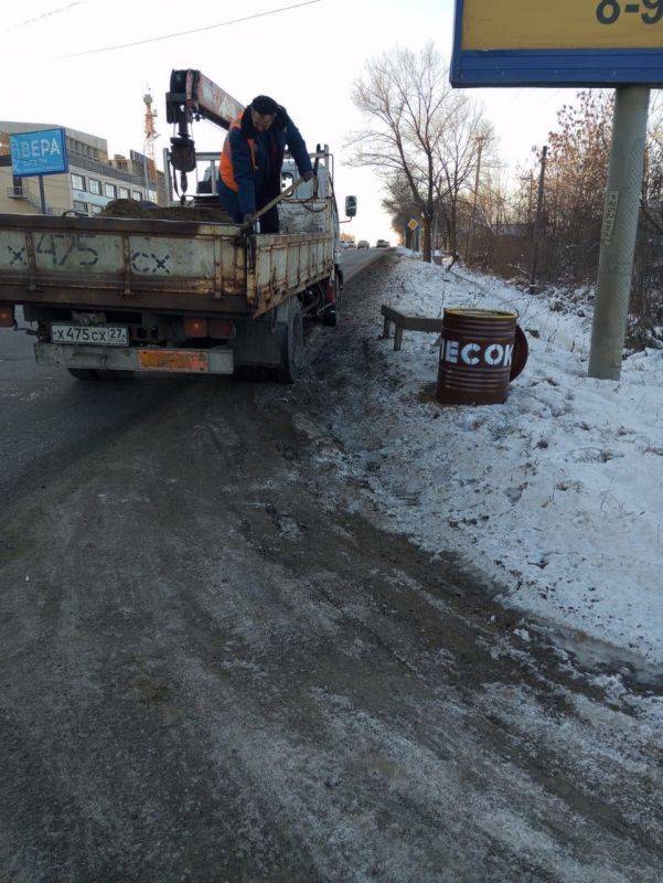 ПЕСОК. По поручению Мэра города Хабаровска Управлением проведена работа по установке емкостей с песко-солянной смесью, что бы в случае непредвиденной ситуации водители смогли самостоятельно подсыпать смесь под колеса автомобиля