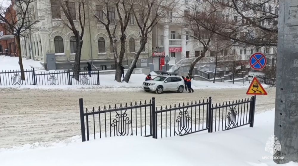 В Хабаровском крае сохраняются ограничения на дорогах. Спасатели МЧС России в готовности оказать помощь водителям