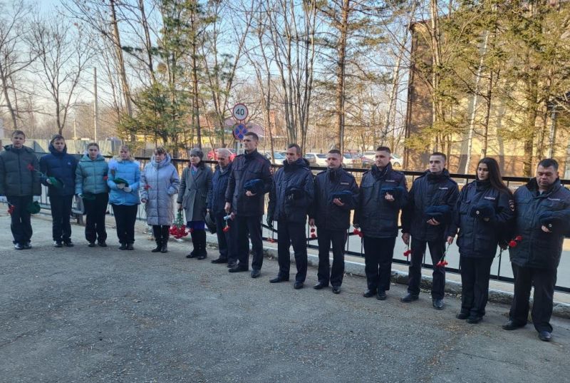 В районе имени Лазо полицейские почтили память коллег, погибших при выполнении служебных обязанностей