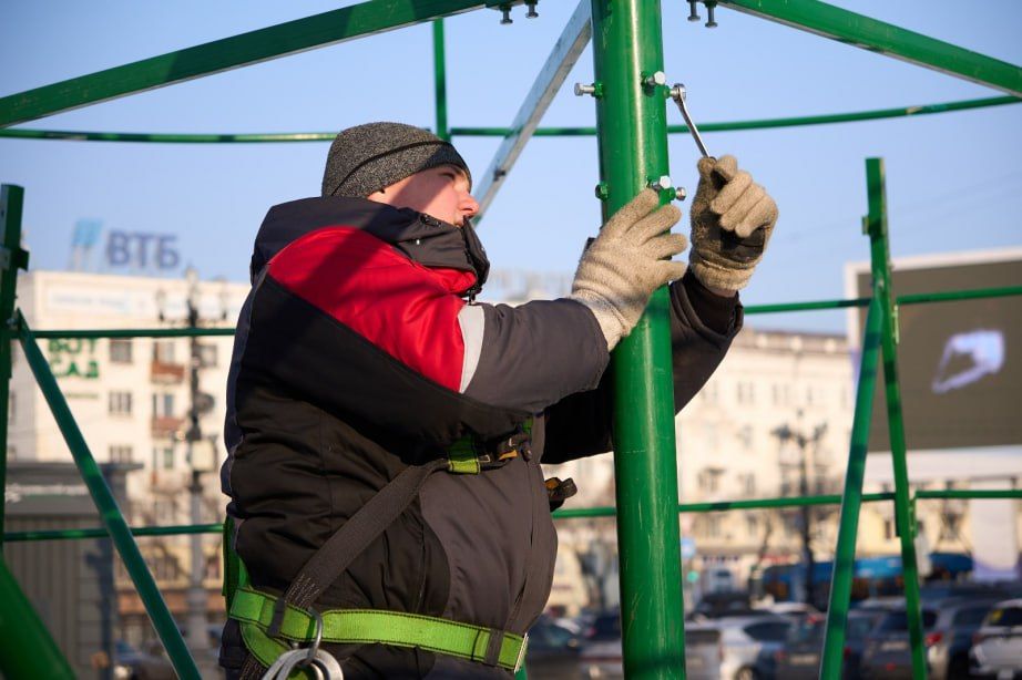 В Хабаровске приступили к установке новогодней ели на площади Ленина