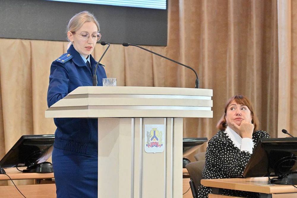 Первый заместитель прокурора г. Хабаровска Екатерина Любонька провела в администрации г. Хабаровска обучающий семинар на тему «Экспертиза нормативных правовых актов и их проектов» для муниципальных служащих и депутатов Хабаровской городской Думы