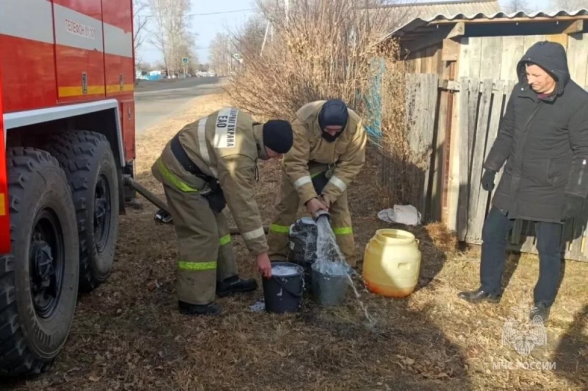 В ЕАО пожарные помогли раненому ветерану СВО с подвозом воды0