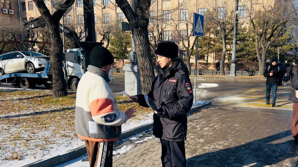 Сегодня сотрудники Госавтоинспекции в рамках оперативно-профилактического мероприятия «Твой ход, пешеход» провели профилактическую акцию с пешеходами