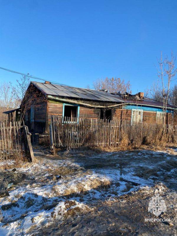 Курение убивает.... Вызов поступил 23 ноября в 06:19. Огонь возник в двухквартирном одноэтажном деревянном доме на ул....