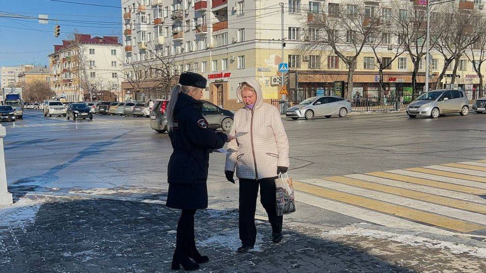 Сегодня сотрудники Госавтоинспекции в рамках оперативно-профилактического мероприятия «Твой ход, пешеход» провели профилактическую акцию с пешеходами