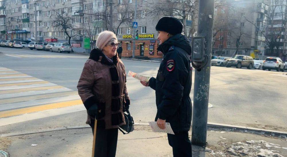 Сегодня сотрудники Госавтоинспекции города Хабаровска провели профилактическую акцию с пешеходами