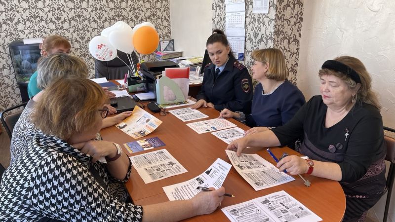 Полицейские Комсомольского и Бикинского районов провели беседы по профилактике мошеннических действий