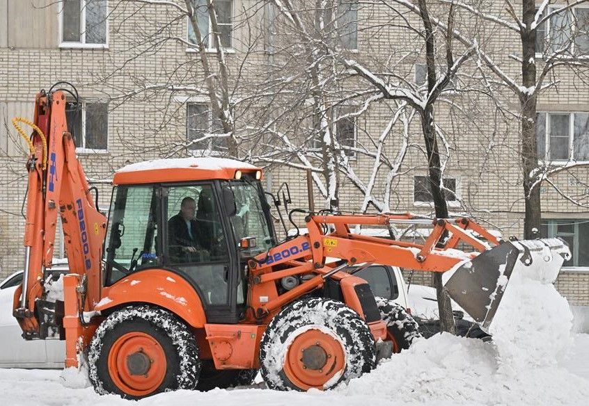 Дорожные службы ликвидируют последствия снегопада в Хабаровске